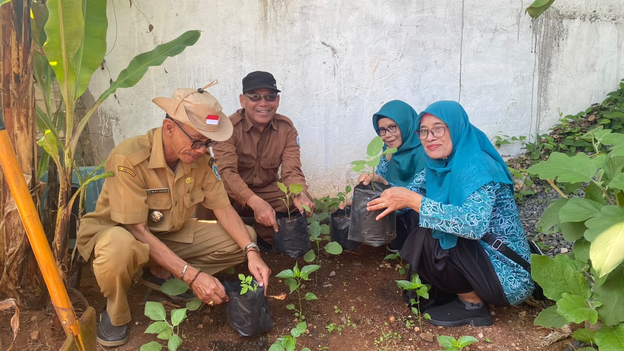 PKK Desa Banyubang Ikuti Gerakan Serentak Penanaman Cabai dan Tomat di Pekarangan Se-Kabupaten Lamongan